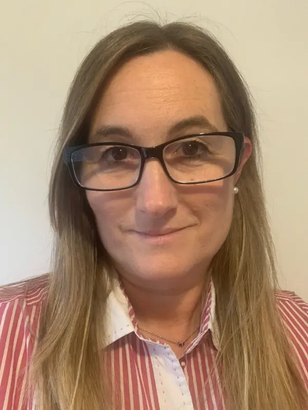 Portrait of Louise Russell, integrative therapist